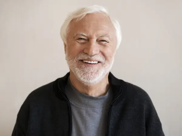 Hombre mayor sonriendo con una dentadura completa