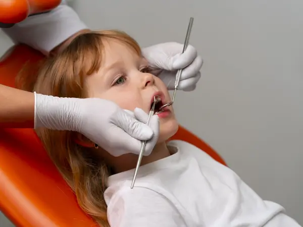 Niña en el sillón del dentista durante una revisión